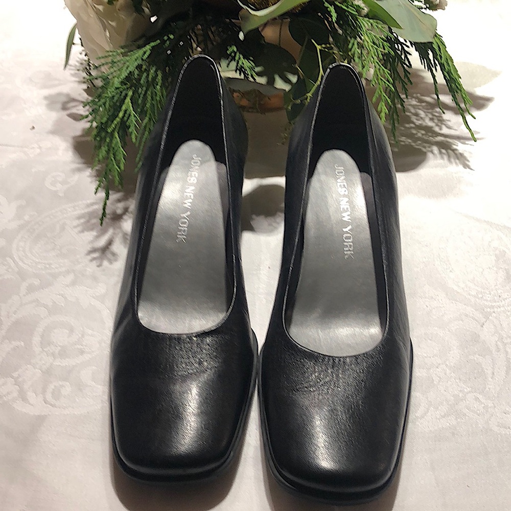 Jones New York black pumps